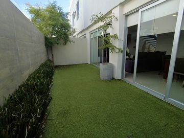 Hermosa casa de 3 niveles de oportunidad en venta Solares
