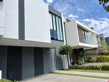 Hermosa casa de 3 niveles de oportunidad en venta Solares