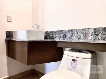 CASA NUEVA EN VENTA EN ZONA ESTE, FRACC. MAYORAZGO RESIDENCIAL.