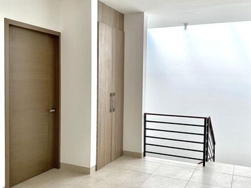 CASA NUEVA EN VENTA EN ZONA ESTE, FRACC. MAYORAZGO RESIDENCIAL.