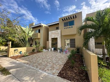 Hermosa Casa en Venta Amueblada en  Alegranza 4h/4.5b Playa del Carmen  P4176