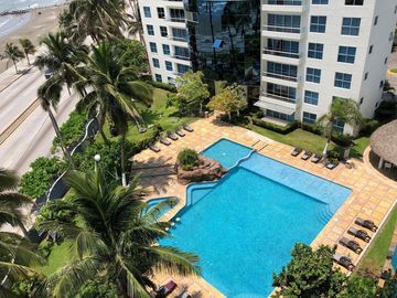 Espectacular PENTHOUSE en VENTA de 2 niveles, vista al mar, 3 recamaras, sala de TV y terraza