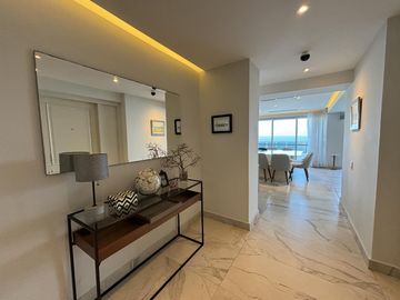 Espectacular PENTHOUSE en VENTA de 2 niveles, vista al mar, 3 recamaras, sala de TV y terraza