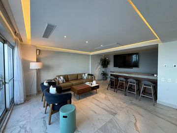 Espectacular PENTHOUSE en VENTA de 2 niveles, vista al mar, 3 recamaras, sala de TV y terraza