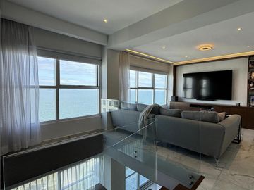 Espectacular PENTHOUSE en VENTA de 2 niveles, vista al mar, 3 recamaras, sala de TV y terraza