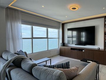 Espectacular PENTHOUSE en VENTA de 2 niveles, vista al mar, 3 recamaras, sala de TV y terraza
