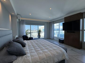 Espectacular PENTHOUSE en VENTA de 2 niveles, vista al mar, 3 recamaras, sala de TV y terraza