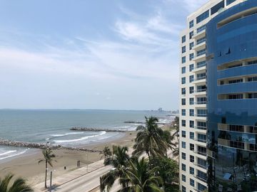 Espectacular PENTHOUSE en VENTA de 2 niveles, vista al mar, 3 recamaras, sala de TV y terraza