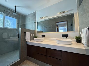 Espectacular PENTHOUSE en VENTA de 2 niveles, vista al mar, 3 recamaras, sala de TV y terraza