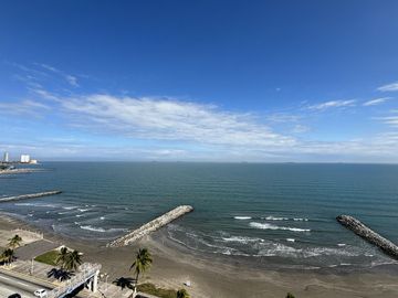Espectacular PENTHOUSE en VENTA de 2 niveles, vista al mar, 3 recamaras, sala de TV y terraza