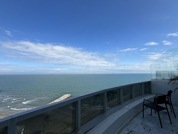 Espectacular PENTHOUSE en VENTA de 2 niveles, vista al mar, 3 recamaras, sala de TV y terraza