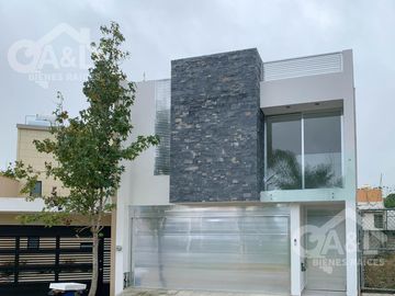 Casa Moderna en Venta Fraccionamiento Cumbres