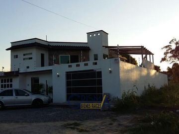 EXCEPCIONAL CASA  CON ALBERCA Y PANELES SOLARES EN RENTA O VENTA EN COL. JARDINES