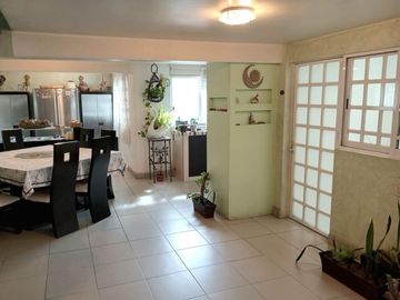 Excelente Casa con dos departamentos de dos niveles cada uno, muy cerca de Churubusco