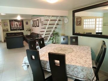 Excelente Casa con dos departamentos de dos niveles cada uno, muy cerca de Churubusco