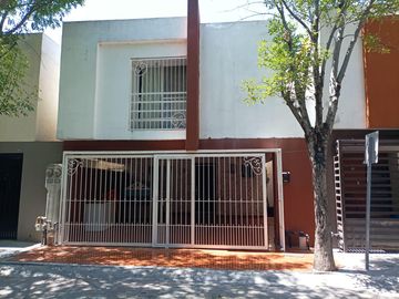 Hermosa Casa en Venta Amueblada y Equipada en Fracc. Fuente de Santa Lucia, Apodaca NL