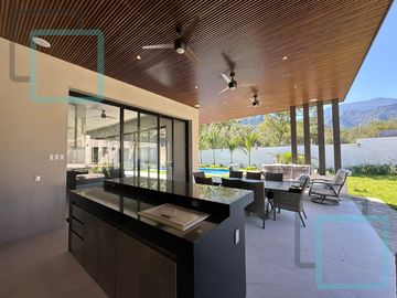 CASA EN VENTA EN RESIDENCIAL LOS ALTARES ZONA CARRETERA NACIONAL ALLENDE