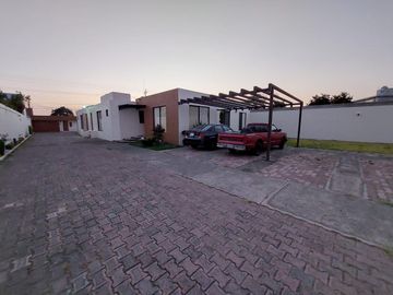 Casa en venta de un nivel con tres habitaciones y jardín en Ixtulco, Tlaxcala.