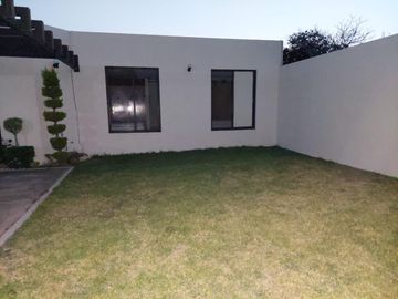 Casa en venta de un nivel con tres habitaciones y jardín en Ixtulco, Tlaxcala.