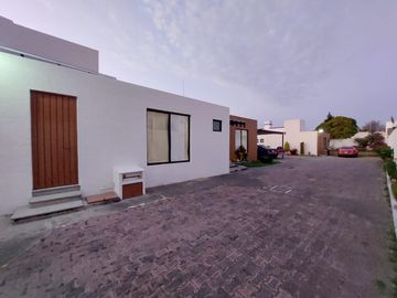 Casa en venta de un nivel con tres habitaciones y jardín en Ixtulco, Tlaxcala.