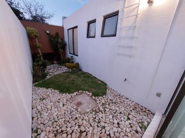 Casa en venta de un nivel con tres habitaciones y jardín en Ixtulco, Tlaxcala.