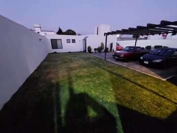 Casa en venta de un nivel con tres habitaciones y jardín en Ixtulco, Tlaxcala.