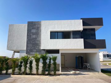 PUNTA TIBURON, Casa en VENTA con ALBERCA y espectacular vista a la laguna y al mar
