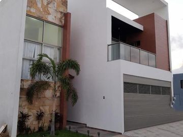 LOMAS DIAMANTE, Casa en VENTA con jardín