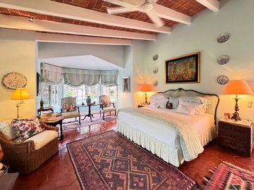 CASA EN VENTA EN LOMAS DE CUERNAVACA 4 RECAMARAS JARDIN Y ALBERCA