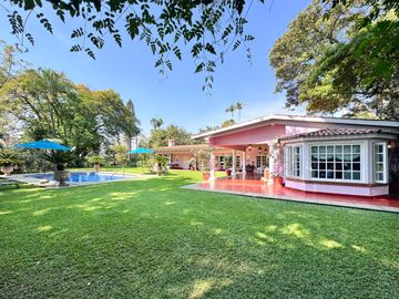 CASA EN VENTA EN LOMAS DE CUERNAVACA 4 RECAMARAS JARDIN Y ALBERCA
