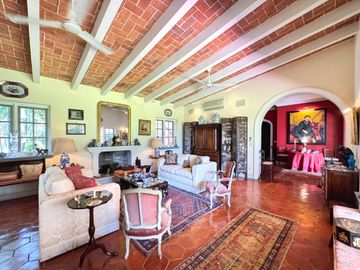 CASA EN VENTA EN LOMAS DE CUERNAVACA 4 RECAMARAS JARDIN Y ALBERCA