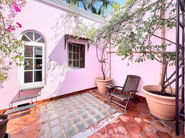 CASA EN VENTA EN LOMAS DE CUERNAVACA 4 RECAMARAS JARDIN Y ALBERCA