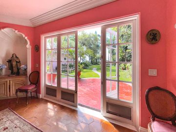 CASA EN VENTA EN LOMAS DE CUERNAVACA 4 RECAMARAS JARDIN Y ALBERCA