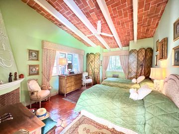 CASA EN VENTA EN LOMAS DE CUERNAVACA 4 RECAMARAS JARDIN Y ALBERCA