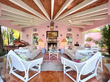 CASA EN VENTA EN LOMAS DE CUERNAVACA 4 RECAMARAS JARDIN Y ALBERCA