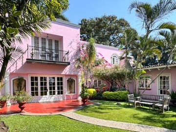 CASA EN VENTA EN LOMAS DE CUERNAVACA 4 RECAMARAS JARDIN Y ALBERCA