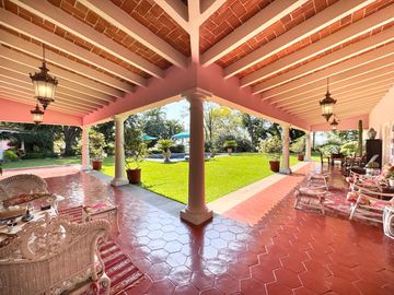 CASA EN VENTA EN LOMAS DE CUERNAVACA 4 RECAMARAS JARDIN Y ALBERCA