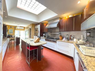CASA EN VENTA EN LOMAS DE CUERNAVACA 4 RECAMARAS JARDIN Y ALBERCA
