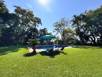 CASA EN VENTA EN LOMAS DE CUERNAVACA 4 RECAMARAS JARDIN Y ALBERCA