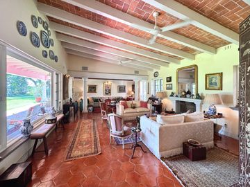 CASA EN VENTA EN LOMAS DE CUERNAVACA 4 RECAMARAS JARDIN Y ALBERCA