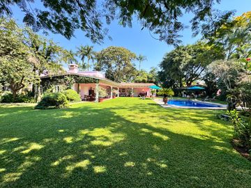 CASA EN VENTA EN LOMAS DE CUERNAVACA 4 RECAMARAS JARDIN Y ALBERCA