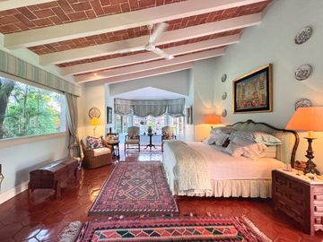 CASA EN VENTA EN LOMAS DE CUERNAVACA 4 RECAMARAS JARDIN Y ALBERCA