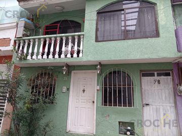 Casa en  Propiedad en venta con dos locales y tres casas Zona Miguel Alemán