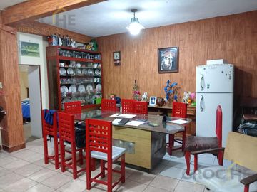 Casa en  Propiedad en venta con dos locales y tres casas Zona Miguel Alemán