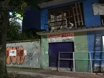 Casa en  Propiedad en venta con dos locales y tres casas Zona Miguel Alemán