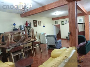 Casa en  Propiedad en venta con dos locales y tres casas Zona Miguel Alemán