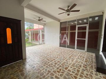 AMPLIA CASA EN VENTA EN COL. JARDINES