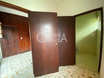 AMPLIA CASA EN VENTA EN COL. JARDINES