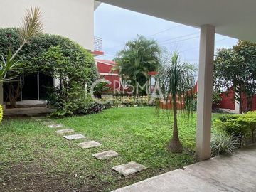 AMPLIA CASA EN VENTA EN COL. JARDINES