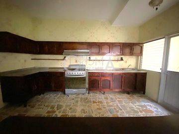 AMPLIA CASA EN VENTA EN COL. JARDINES